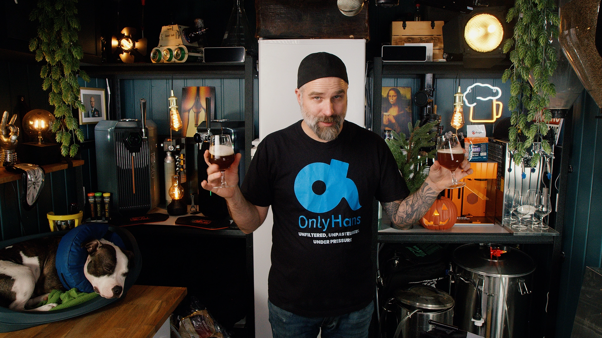 DrHans holding up a control beer and a Caramünich Type 1 beer for comparison