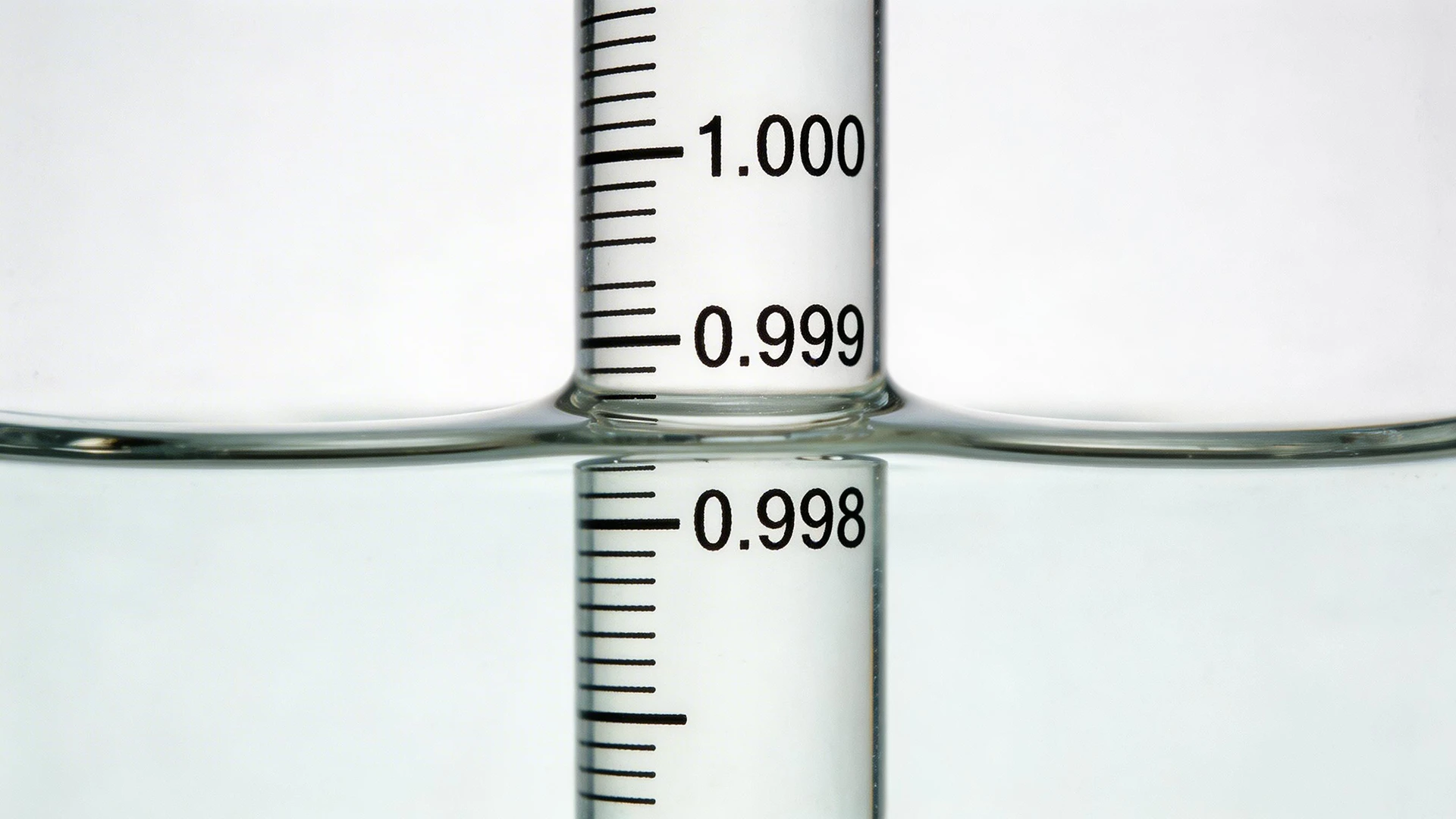 Hydrometer reading showing final gravity 0.998 in fermented hard cider
